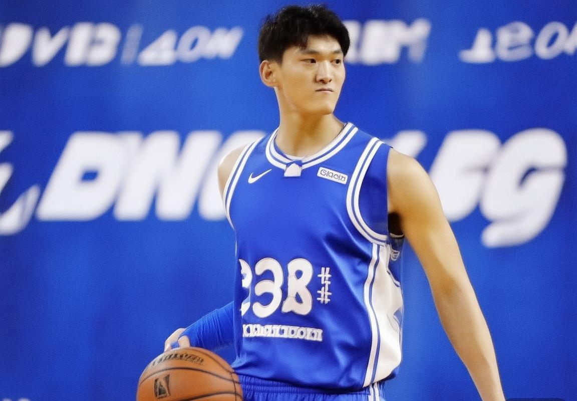乔尔·恩比德：连续两届NBA得分王，揭秘他的辉煌成就与未来展望